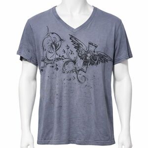 Bisou Bisou Men’s Gray V-Neck Graphic T-Shirt with Winged Cross